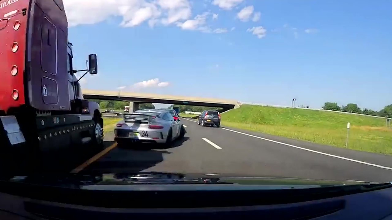 Le conducteur d'une Porsche évite un camion qui va lui rentrer dedans grâce à un réflexe de dingue