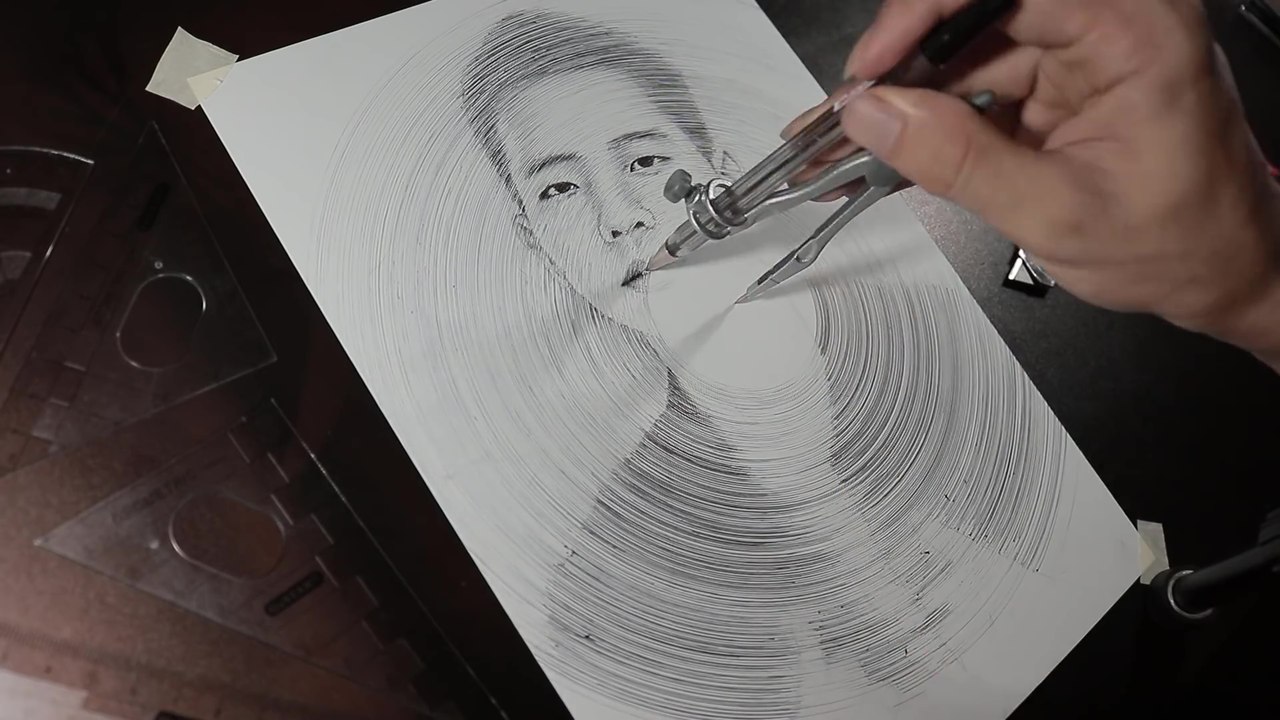 Il dessine un portrait en utilisant qu'un compas