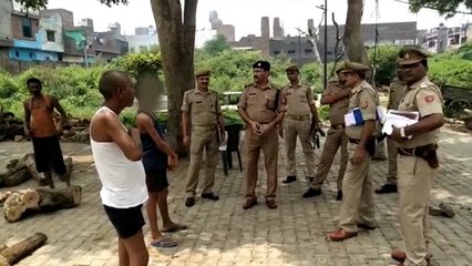 महिला का सड़ा गला शव पुलिसकर्मियों ने नाबालिग से उठवाया, वीडियो सामने आने के बाद हुई कार्रवाई