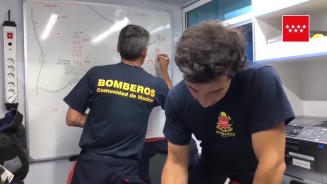 Continúa activo el incendio desatado anoche en el Berrueco