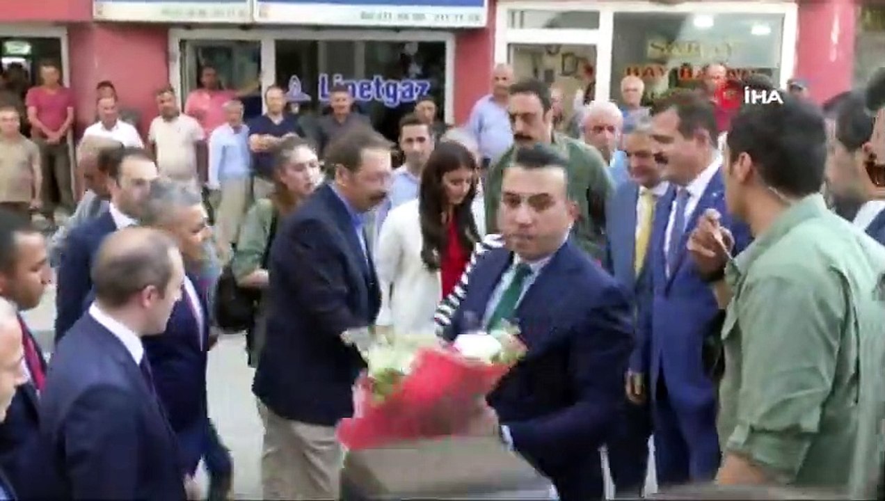 Bakan Pekcan, Karşılama Merasiminde Düşme Tehlikesi Geçirdi