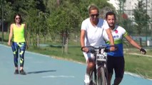 Süslü Kadın Bisiklet Turuna katılmak isteyen kadınlar bisiklet sürmeyi öğreniyor