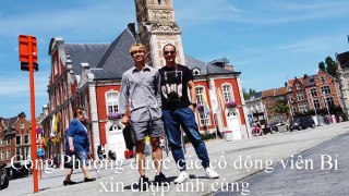 Công Phượng được cổ động viên Sint-Truidense xin chụp ảnh và chữ ký khi dạo phố ở Bỉ | Cong Phuong was asked by Sint-Truidense fans to take pictures and signatures when walking in Belgium