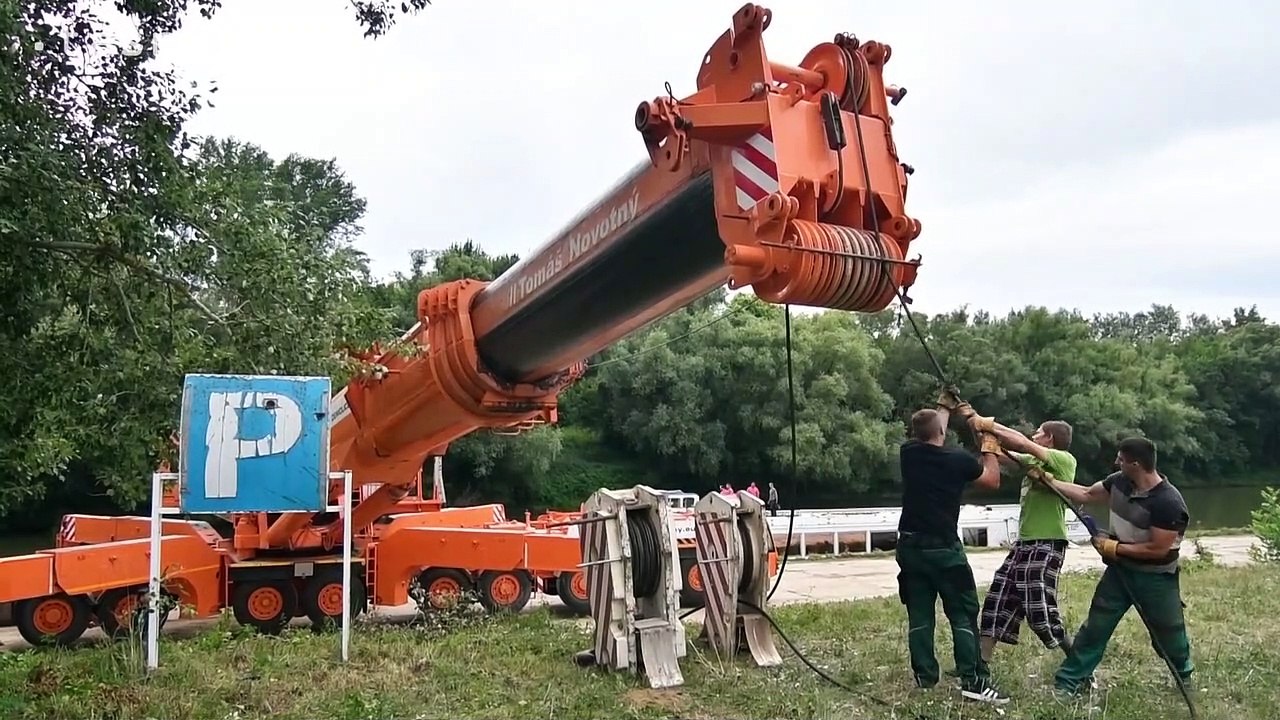 LADMOVCE: Loď Bohemia naložili na ťahač, pokračuje na Domašu po ceste