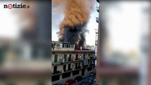 Napoli, incendio in deposito di giocattoli: la colonna di fumo è alta 30 metri | Notizie.it