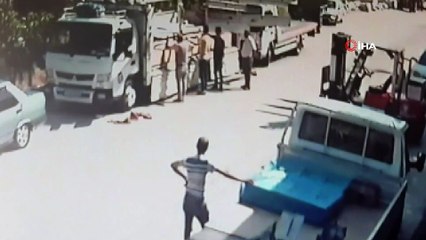 Motosiklet sürücüsünün forklift demirine takılarak yaptığı kaza kamerada