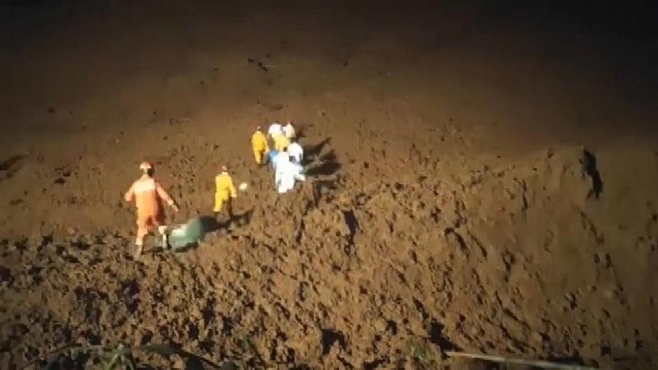 Mindestens ein Dutzend Tote nach Erdrutschen