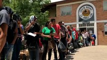 Migrantes regresan a sus países hartos de esperar en México