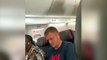 Mujer insulta y agrede a su novio por mirar a otras mujeres en el avión