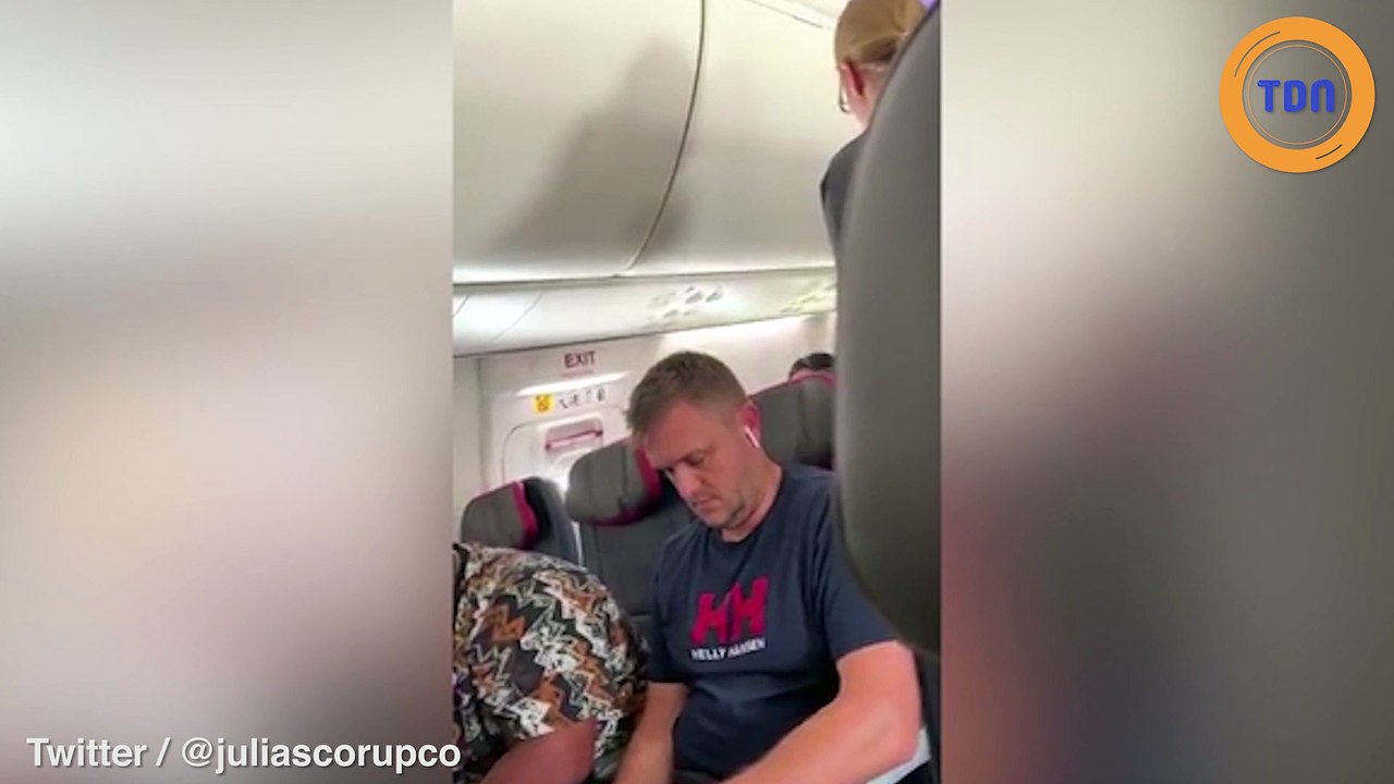 Une femme jalouse dans un avion jette son ordinateur sur son copain !
