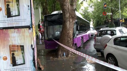 Yeniköy’de belediye otobüsü önce cipe sonra ağaca çarptı: 4 yaralı