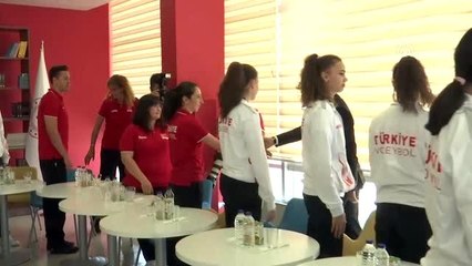 Video herunterladen: Kasapoğlu, 16 Yaş Altı Küçük Kızlar Avrupa Şampiyonu Voleybol Milli Takımı'nı kabul etti