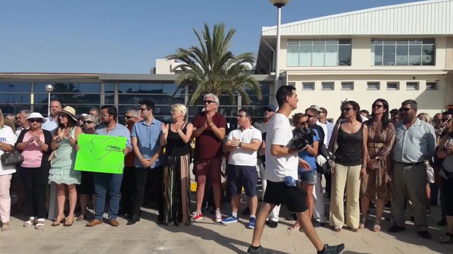 Unas 100 personas se concentran en Palma en defensa del turismo de cruceros