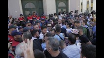 RTV Ora - Aktorët përplasen me policinë për të mbrojtur Teatrin Kombëtar