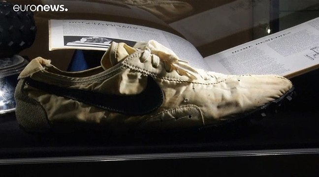 شاهد: حذاء القمر يحطم رقما قياسيا ويباع بأكثر من 435 ألف دولار