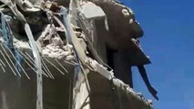 أب يحاول إنقاذ طفليه بعد قصف منزلهم في أريحا