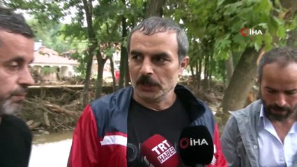 Sel felaketinde 3 yakınını kaybeden acılı aile dere yatağında iki kaybını daha arıyor