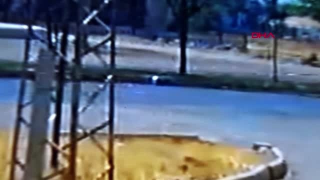 ŞANLIURFA MİNİBÜSÜN YAYAYA ÇARPTIĞI KAZA, GÜVENLİK KAMERASINDA