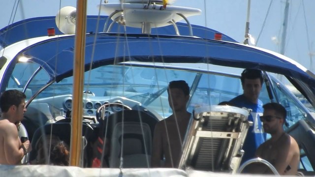 Álex Lequio disfruta del mar con su novia y sus amigos