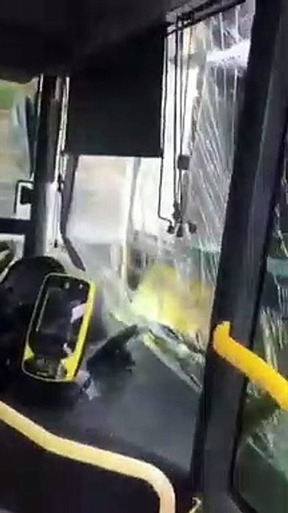 Burhaniye metrobüs durağında kaza, iki metrobüs çarpıştı