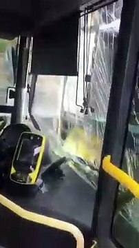 Burhaniye metrobüs durağında kaza, iki metrobüs çarpıştı