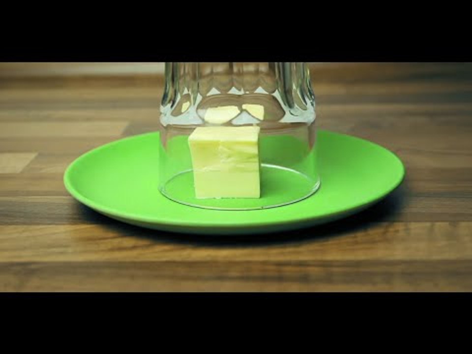 Er stülpt ein Glas über die harte Butter. 2 Minuten später hat er das perfekte Frühstück.