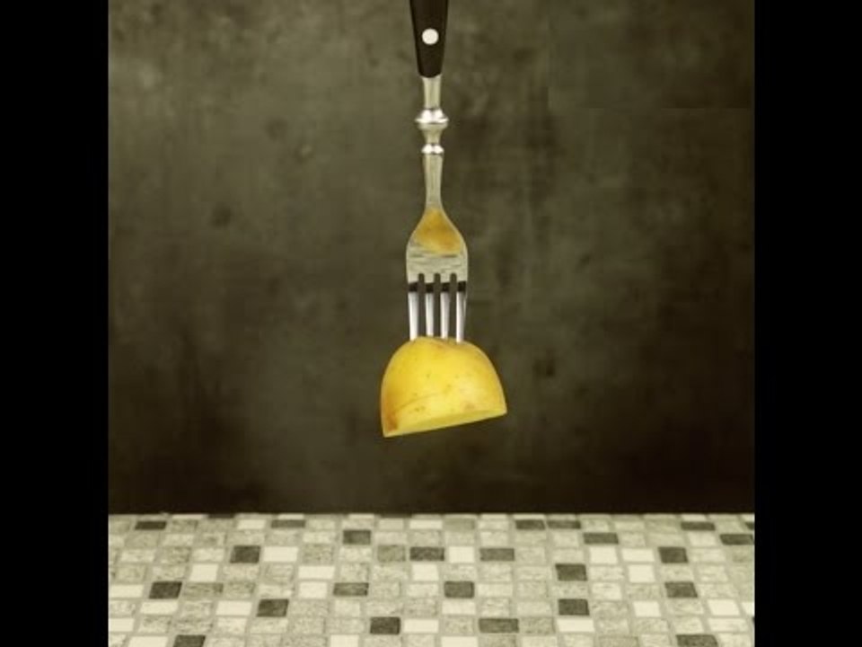 Man reibt die aufgeschnittene Kartoffel über den Grillrost. Der Effekt ist unschlagbar.