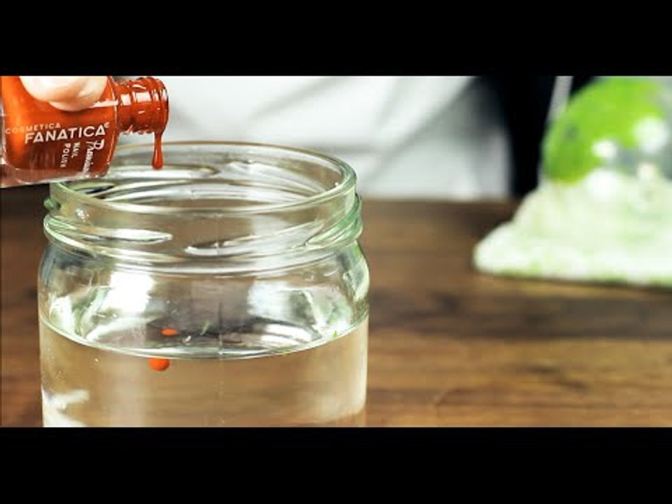 Er tropft Nagellack ins Wasser und tunkt eine Glaskugel hinein. Der Grund?