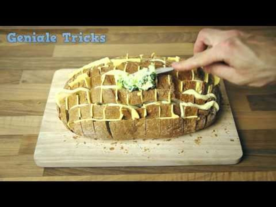 Schlage ein Brot in Alufolie ein und backe es im Ofen.