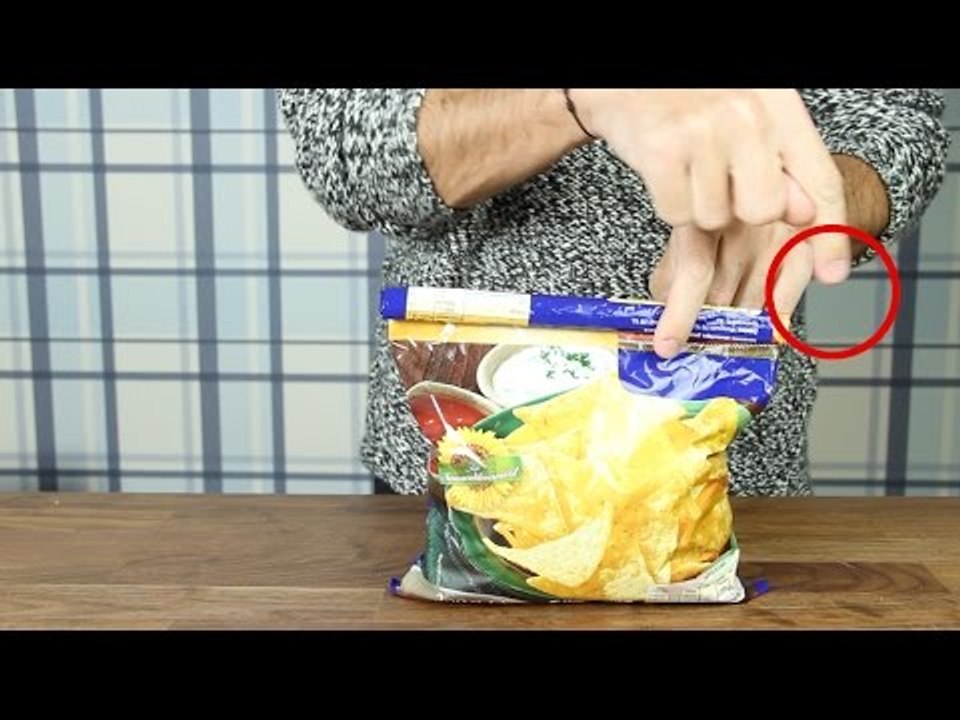 Er wickelt die Chipstüte auf und knickt die Ecken um. Danach hält alles bombenfest!