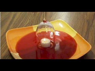 Er stellt ein Glas auf die Weinpfütze. Was dann passiert ist magisch.