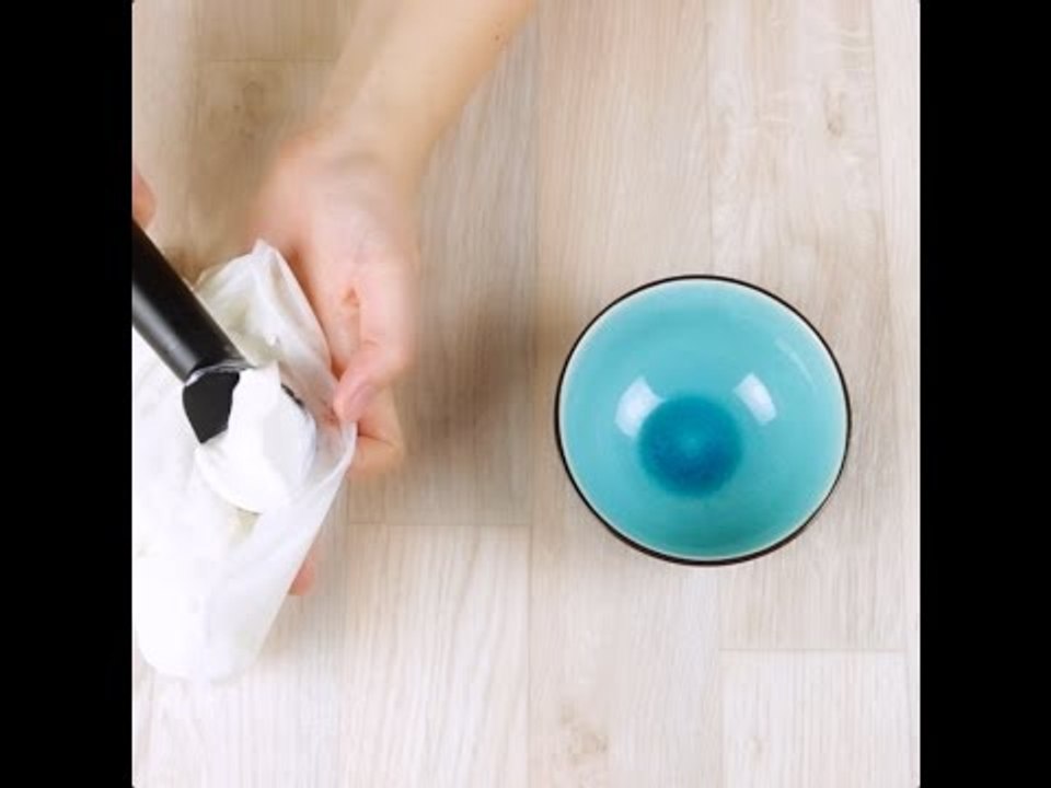 Sie gießt Milch in einen Beutel und schüttelt. 120 Sekunden später? Die beste Leckerei aller Zeiten!