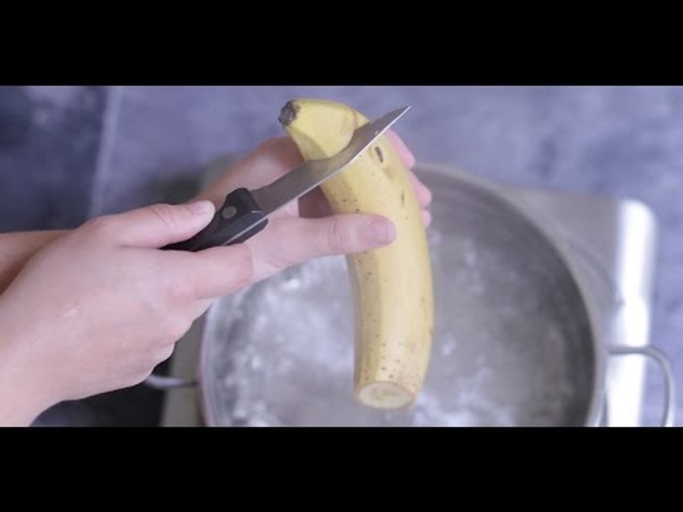 Schneide bei einer Banane die Enden ab und koche sie. In 10 Minuten hast du das beste Schlafmittel.
