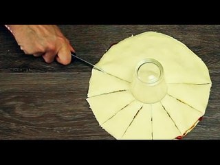 Du klappst 2 Pizzen übereinander und schneidest sie ein. Jetzt ab in den Ofen damit!