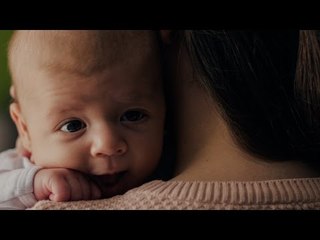 Gut zu wissen: Darum trägst du dein Kind immer links.