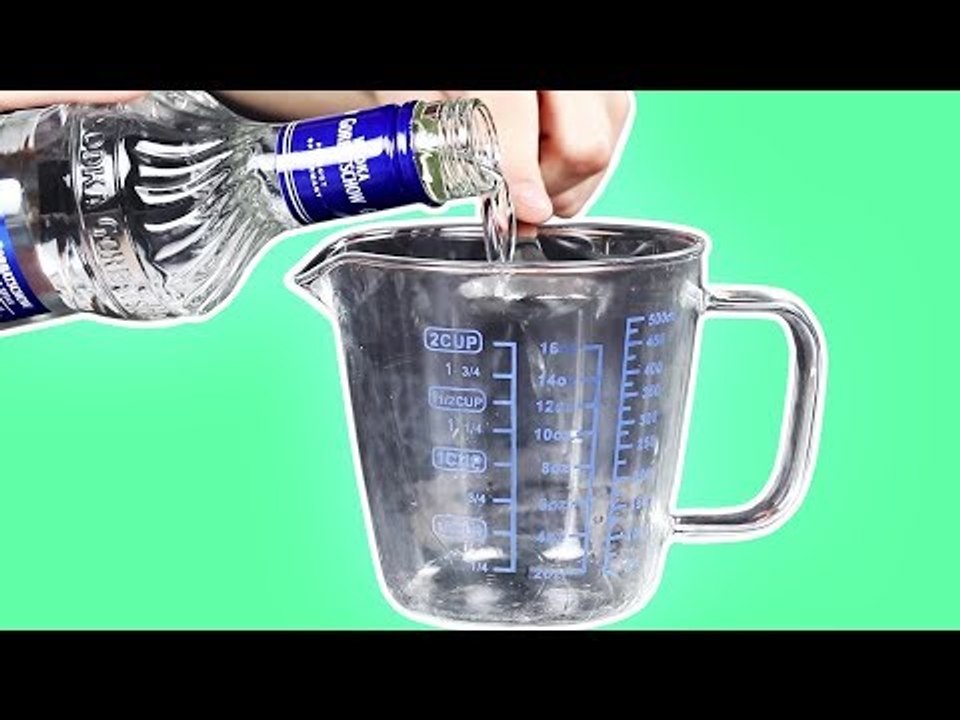 Du reibst Wodka auf deine Haut und plötzlich ist alles anders.