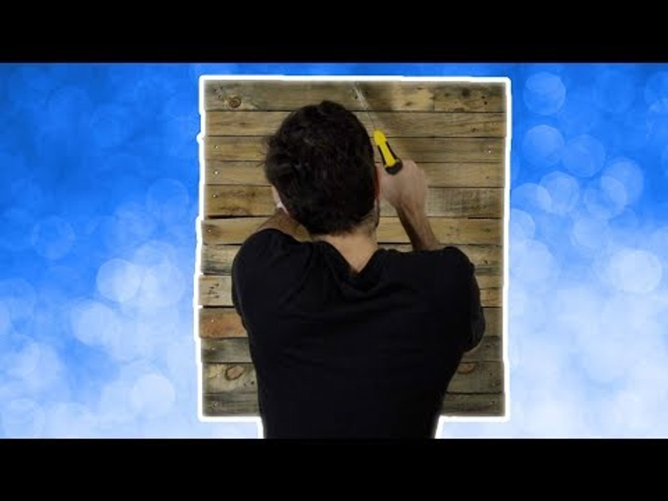 Der schönste Weihnachtsbaum besteht aus altem Paletten Holz. Schau mal!