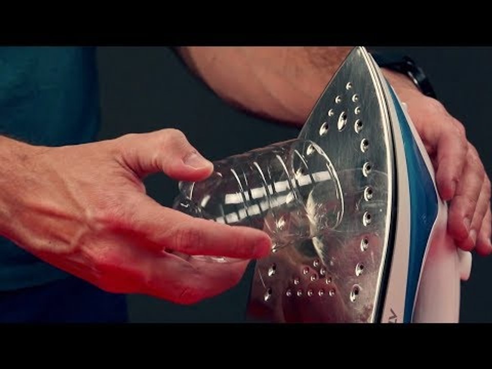 Bügle halbierte Plastikflaschen. Das Ergebnis bringt Ordnung ins Haus.