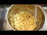 Deshalb wirst du Pasta nie wieder über ein Sieb abtropfen.