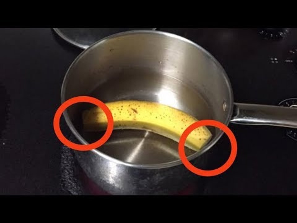 Schneide bei einer Banane die Enden ab und koche sie.