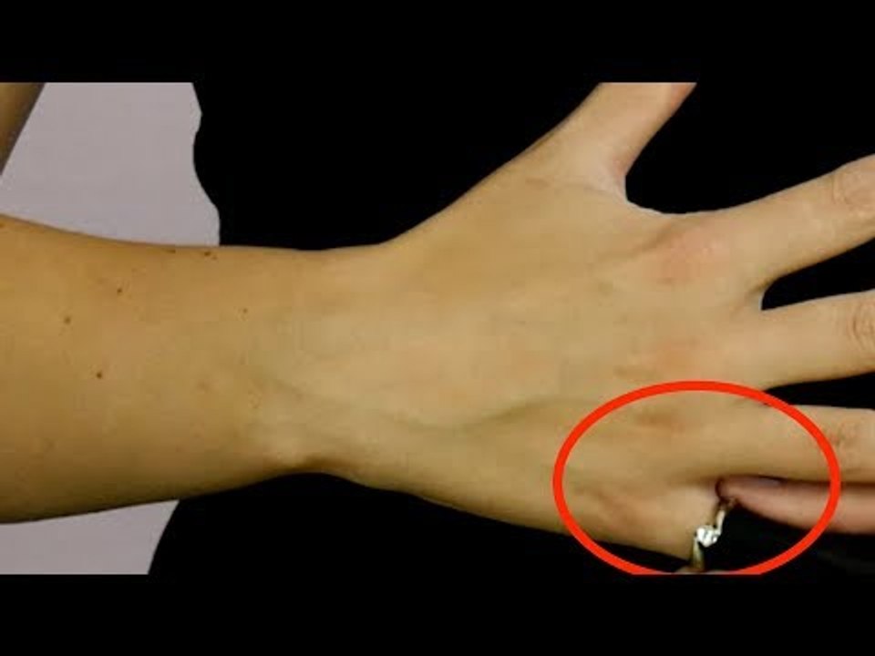 Sie steckt den Finger ganz tief rein. Als sie ihn wie...