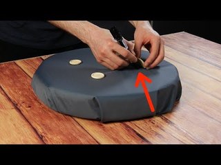 Er klebt 4 Knöpfe auf den Stoff. Das Ergebnis fetzt!