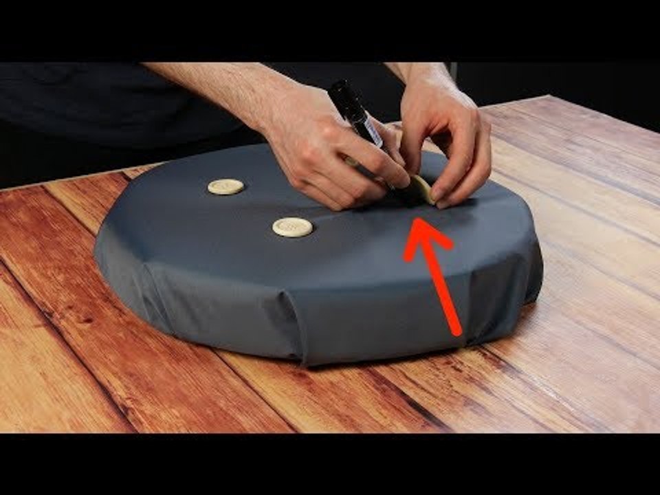 Er klebt 4 Knöpfe auf den Stoff. Das Ergebnis fetzt!