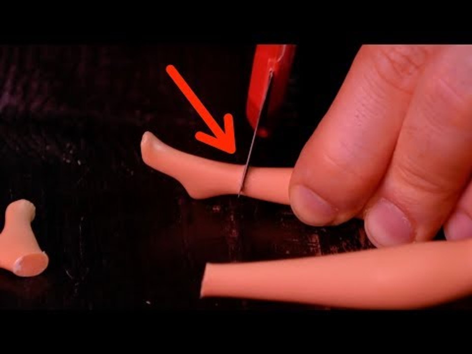 Schneid der Puppe deiner Tochter Hände und Füße ab. Das wird ihr gefallen.