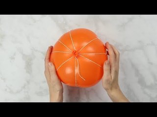 Aus einem eingeschnürten Ballon und Zeitungspapier wird eine geniale Herbstdeko!