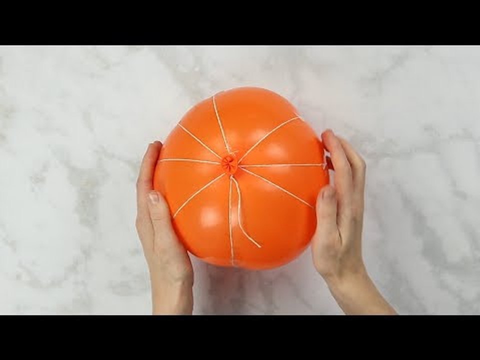 Aus einem eingeschnürten Ballon und Zeitungspapier wird eine geniale Herbstdeko!