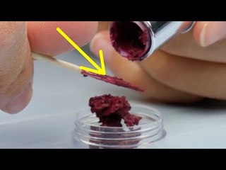 Sie pult mit dem Zahnstocher im Lippenstift. Der Tipp haut selbst Beauty-Experten um.