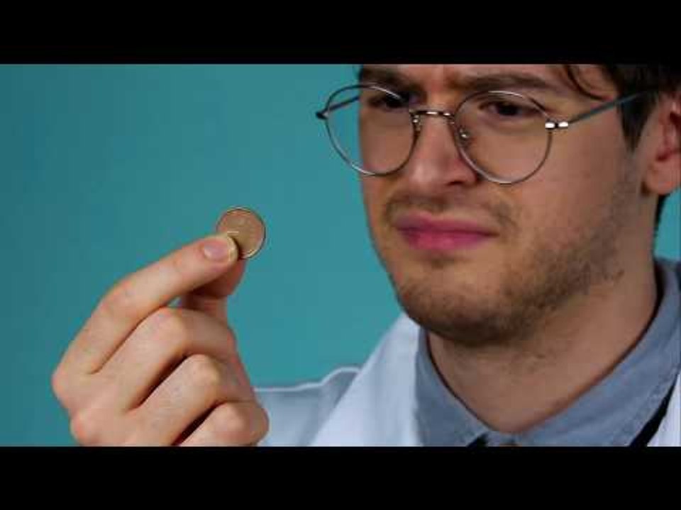 Er kippt Salz über sein Geld. Wenige Sekunden später flippen alle aus!