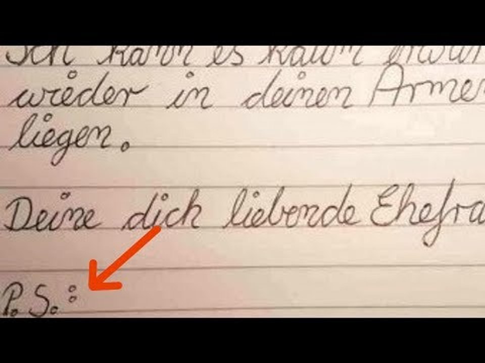 Als der Mann den Brief seiner Frau liest, rennt er sofort in die Garage.