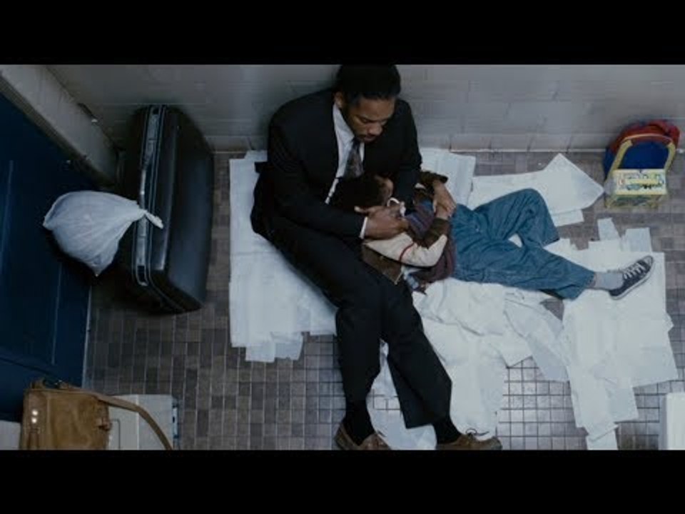 Vater schließt sich mit Sohn im Bahnhofsklo ein, um ni...